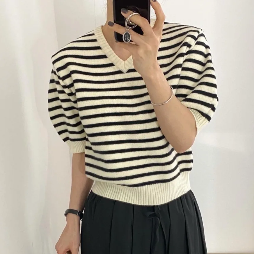 Chic Summer Vintage V-Neck Loose Casual Striped Short Sleeve Knitted T-Shirt Women's Top Soft Comfortable Breathable Regular Fit
Chic Summer Vintage V-Neck Loose Casual Striped Short Sleeve Knitted T-Shirt Women's Top Soft Comfortable Breathable Regular Fit