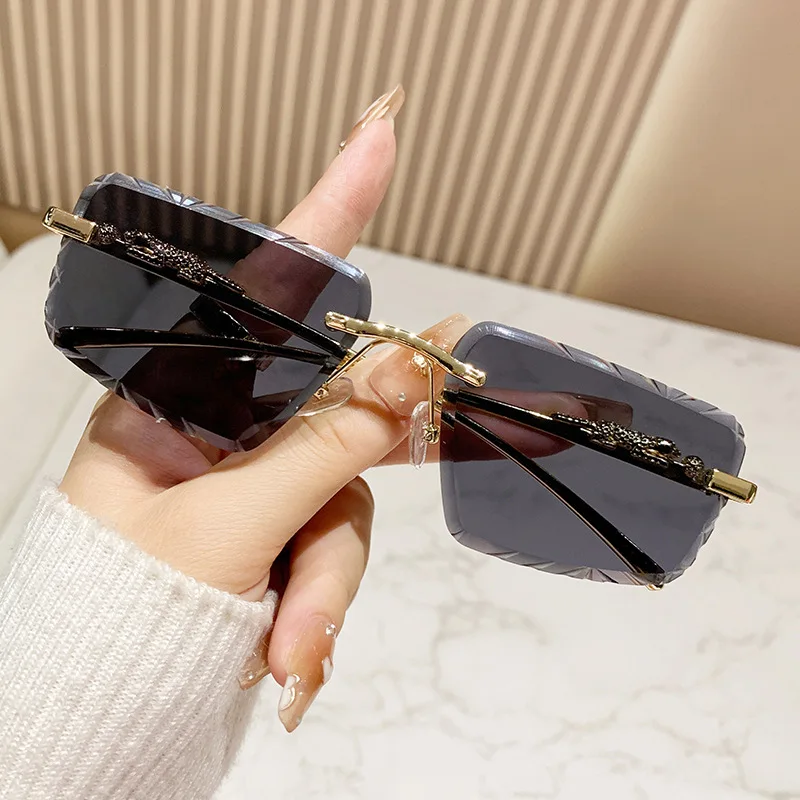 Square Rimless Sunglasses Women Men Cut Edge Golden Leopard Small Frame Sun Glasses Designer Retro Shade Eyewear UV400 2025
Square Rimless Sunglasses Women Men Cut Edge Golden Leopard Small Frame Sun Glasses Designer Retro Shade Eyewear UV400 2025