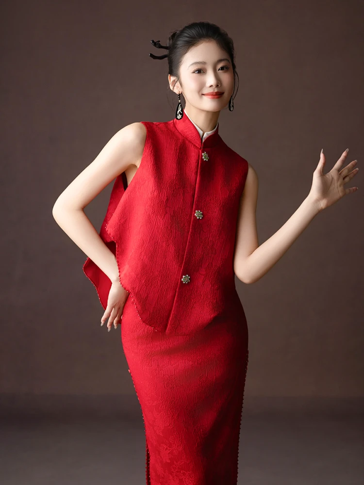 Красный национальный свадебный костюм-тройка: дресс-костюм, длинная дышащая юбка с высоким разрезом для церемонии помолвки
Красный национальный свадебный костюм-тройка: дресс-костюм, длинная дышащая юбка с высоким разрезом для церемонии помолвки