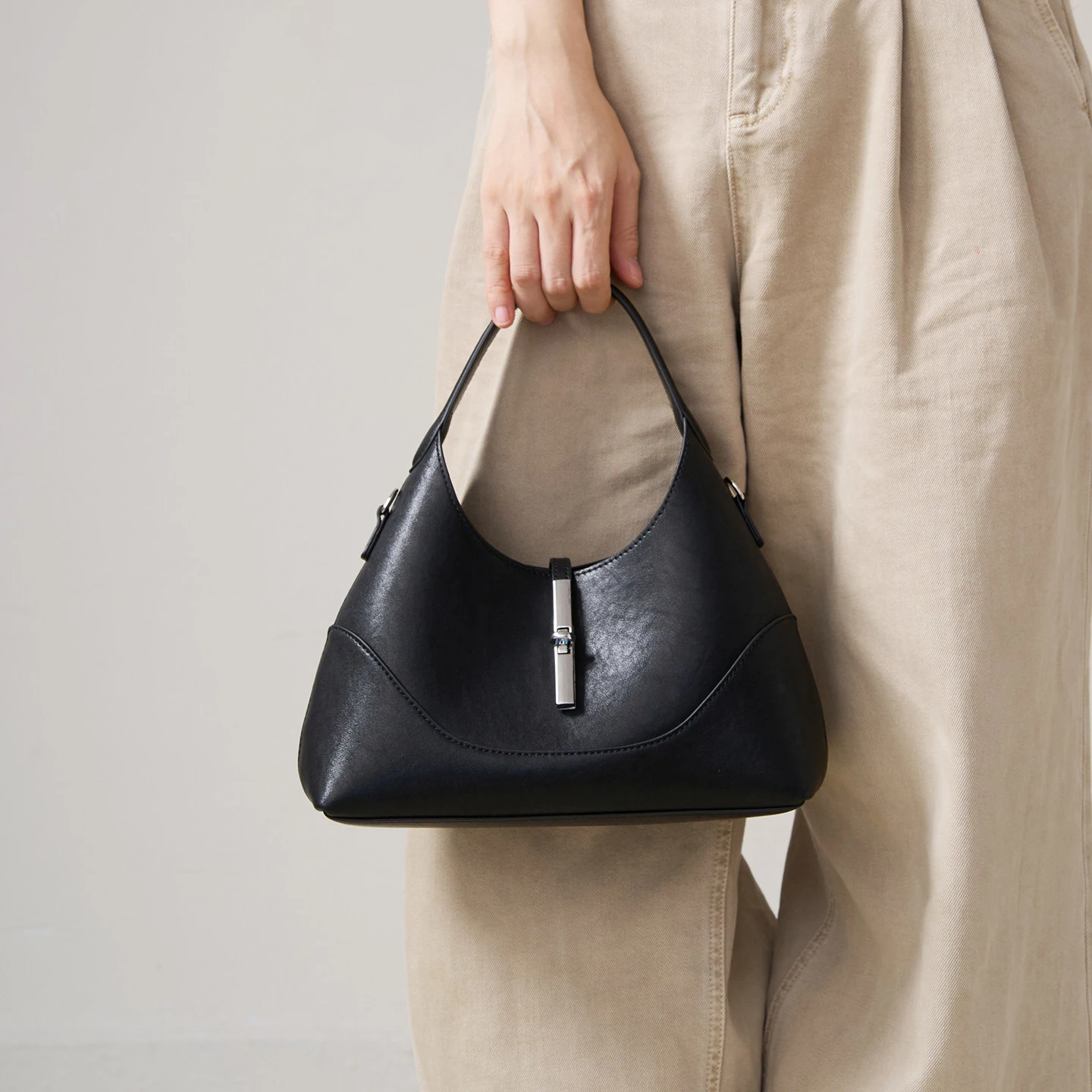 Genuine Cowhide Leather Hobo Underarm Shoulder Bag Luxury Designer Pebbled Leather Twist Lock Mini Handbag 3 Colors
Genuine Cowhide Leather Hobo Underarm Shoulder Bag Luxury Designer Pebbled Leather Twist Lock Mini Handbag 3 Colors