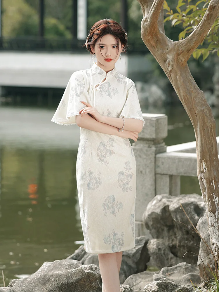 Традиционный облегающий халат Qipao с цветочным принтом, кружевной женский винтажный костюм с коротким рукавом для шоу
Традиционный облегающий халат Qipao с цветочным принтом, кружевной женский винтажный костюм с коротким рукавом для шоу