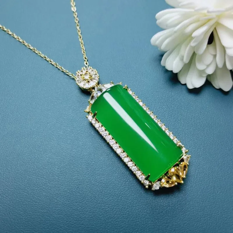 Natural Ice Color Chalcedony Inlaid Pendant, High Ice Green Agate No Matter Card Women's Pendant
Natural Ice Color Chalcedony Inlaid Pendant, High Ice Green Agate No Matter Card Women's Pendant