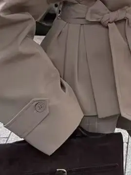 Женская укороченная ветровка на шнуровке 2026 года, модная, с отложным воротником, длинными рукавами, широкими плечами, для весенних поездок на работу
Женская укороченная ветровка на шнуровке 2026 года, модная, с отложным воротником, длинными рукавами, широкими плечами, для весенних поездок на работу