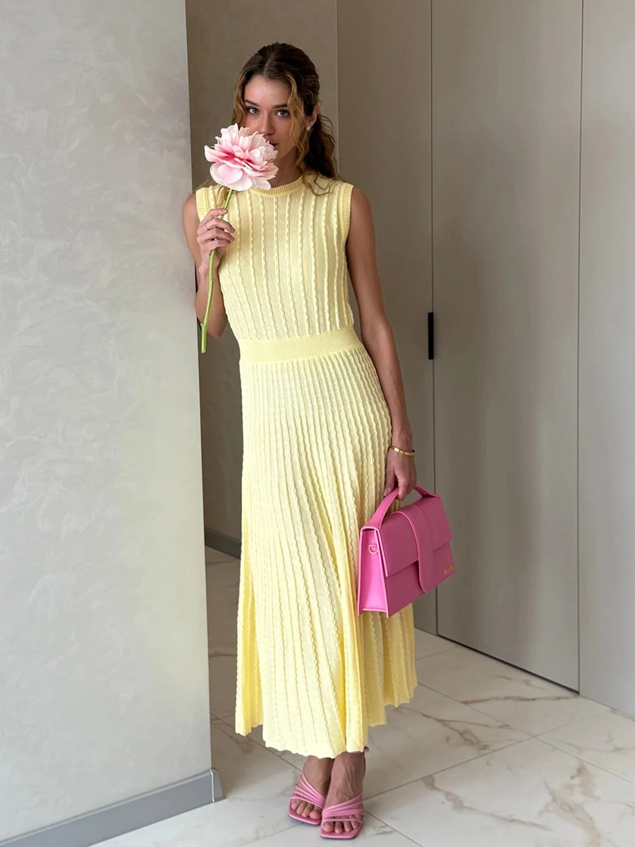 Sumuyoo Sleeveless Knitted Skirt 2026 Summer Breeze Light Yellow Waist for Slimming and Vertical Knitted Long Dress
Sumuyoo Sleeveless Knitted Skirt 2026 Summer Breeze Light Yellow Waist for Slimming and Vertical Knitted Long Dress