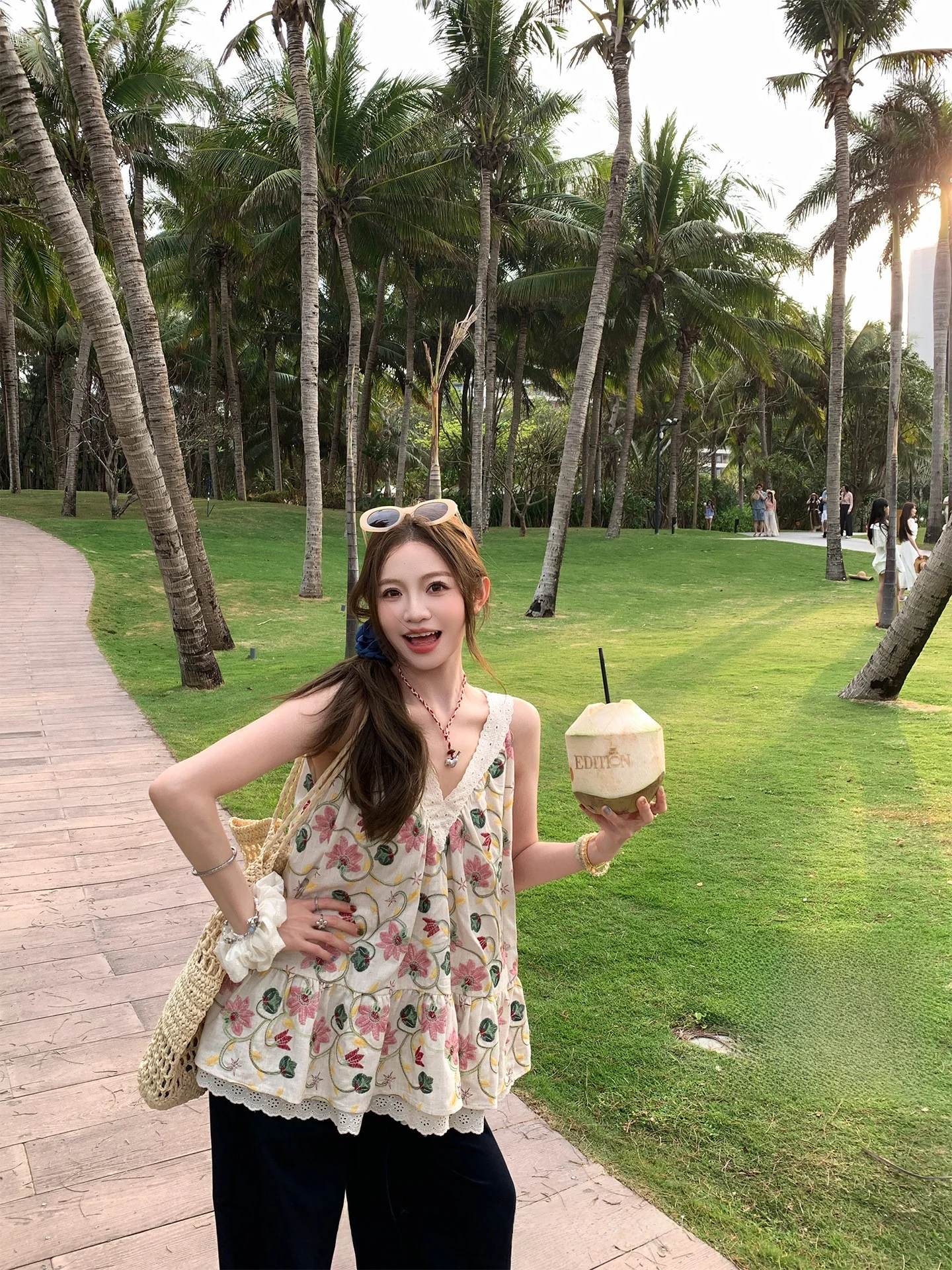 Платье FF BLUE Chiang Mai Greenhouse с вышивкой, льняной текстурой, V-образным вырезом, двойными оборками и уникальными бретелями
Платье FF BLUE Chiang Mai Greenhouse с вышивкой, льняной текстурой, V-образным вырезом, двойными оборками и уникальными бретелями