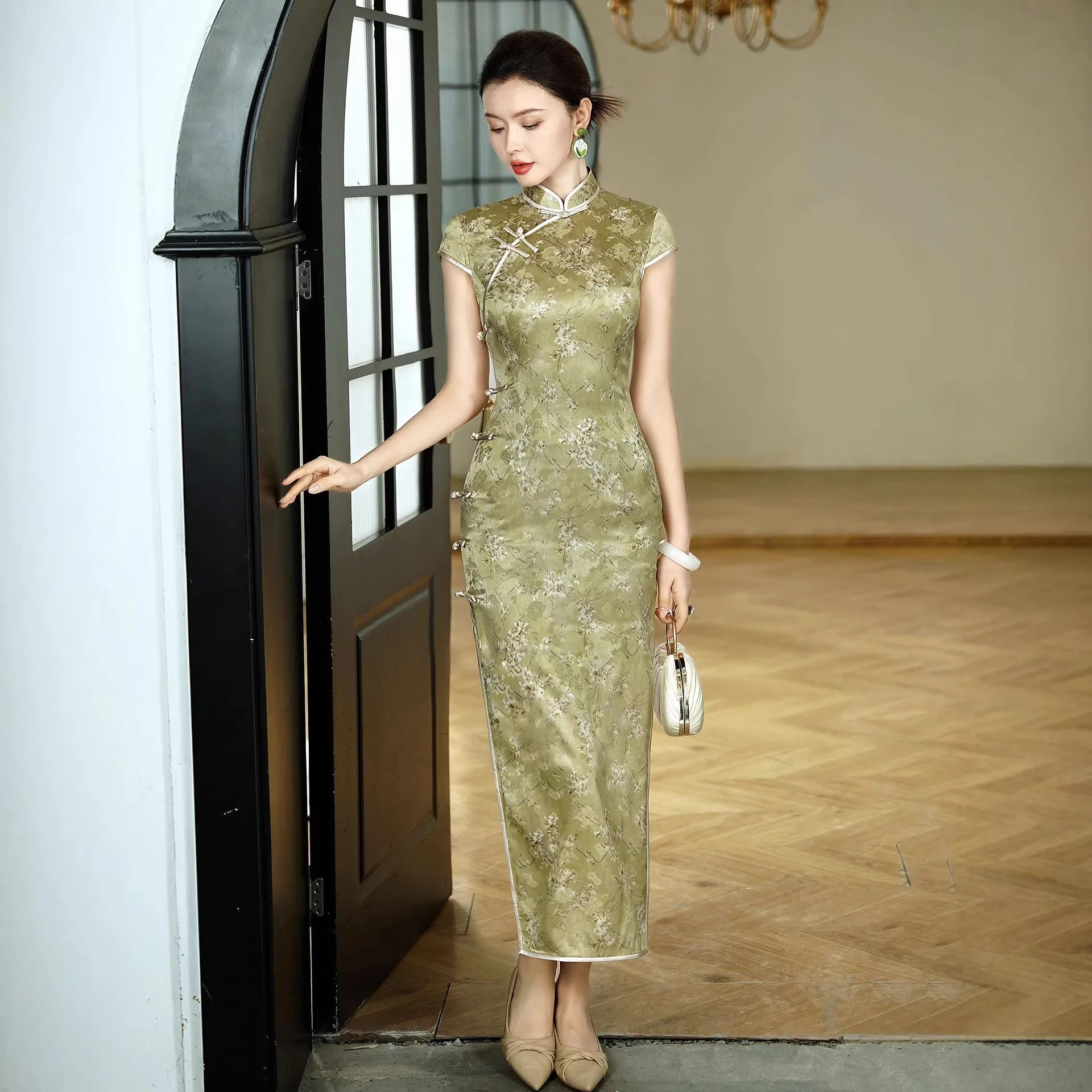 Silk Chinese Floral Traditional Vintage Modern Cheongsam Qipao Long Green National Improved Young Women's High Sense
Silk Chinese Floral Traditional Vintage Modern Cheongsam Qipao Long Green National Improved Young Women's High Sense
