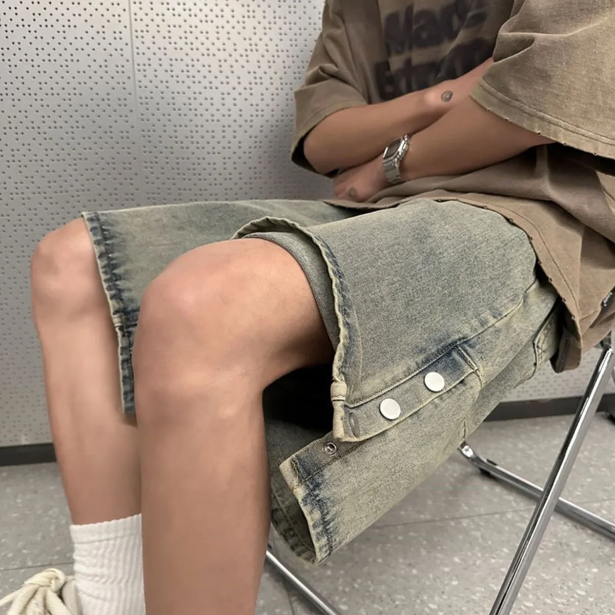 Летние тонкие мужские джинсы с асимметричным широким низом, свободного кроя, на пуговицах, в классическом винтажном стиле
Летние тонкие мужские джинсы с асимметричным широким низом, свободного кроя, на пуговицах, в классическом винтажном стиле