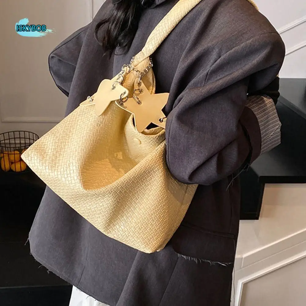 Портативная сумка-тоут с подвеской в виде звезды, большая вместительная сумка для подмышек, сумка-ведро из искусственной кожи, корейская серебряная сумка на плечо для девочек
Портативная сумка-тоут с подвеской в виде звезды, большая вместительная сумка для подмышек, сумка-ведро из искусственной кожи, корейская серебряная сумка на плечо для девочек