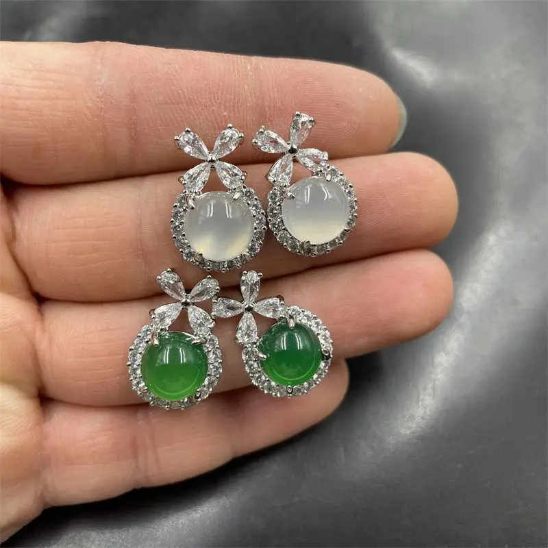White Chalcedony Inlaid with Ice Seeds Is An Ear Pin for The Fugitive Princess.
White Chalcedony Inlaid with Ice Seeds Is An Ear Pin for The Fugitive Princess.