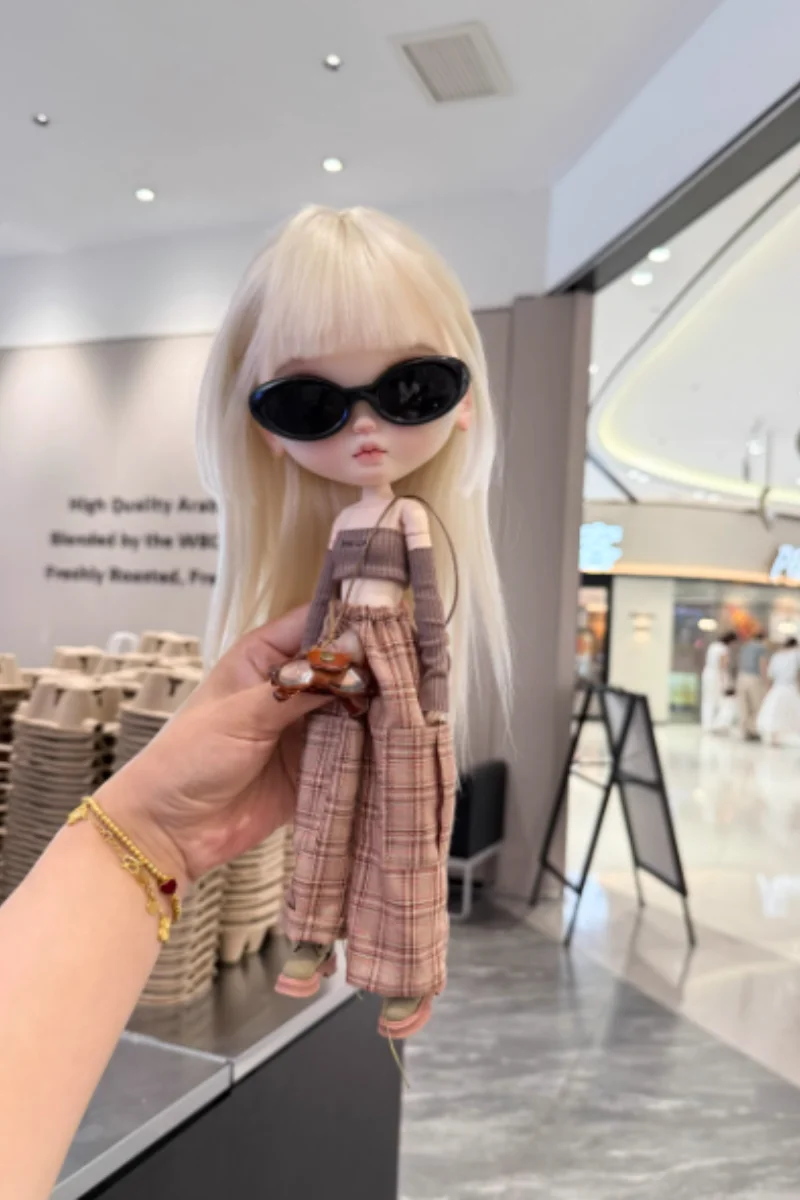 Модный топ для куклы ручной работы, клетчатый комплект с широкими штанинами, подходит для Blyth OB24 Azone19, экшн-фигурка для девочек, модель для DIY
Модный топ для куклы ручной работы, клетчатый комплект с широкими штанинами, подходит для Blyth OB24 Azone19, экшн-фигурка для девочек, модель для DIY