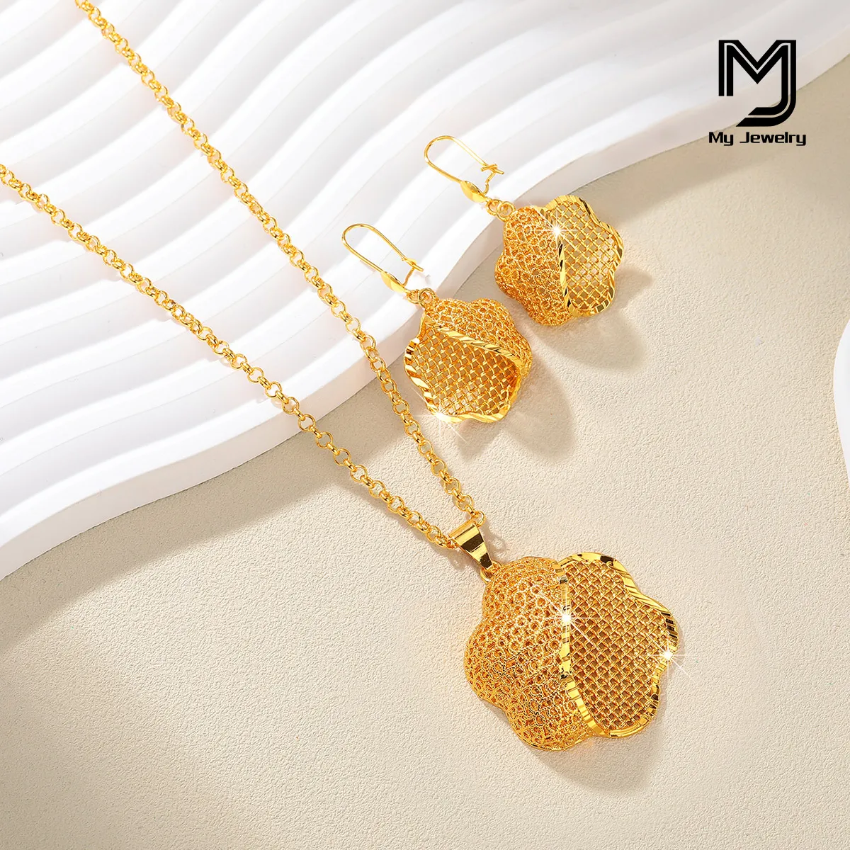 Elegant Women's Simple Clavicle Chain Flower Hollow Earrings Dubai 24K Gold-Plated Jewelry Set Daily Casual Holiday Gift for Girlfriend
Elegant Women's Simple Clavicle Chain Flower Hollow Earrings Dubai 24K Gold-Plated Jewelry Set Daily Casual Holiday Gift for Girlfriend