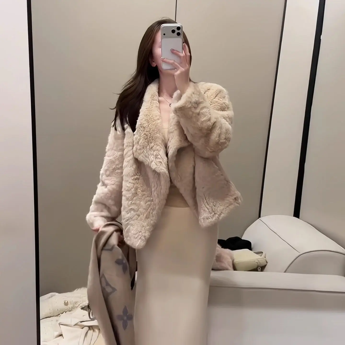 Женское пальто из искусственного меха, осенние меховые пальто, бутик-пальто, европейский стиль, меховое пончо с рукавами-фонариками, натуральный мех
Женское пальто из искусственного меха, осенние меховые пальто, бутик-пальто, европейский стиль, меховое пончо с рукавами-фонариками, натуральный мех