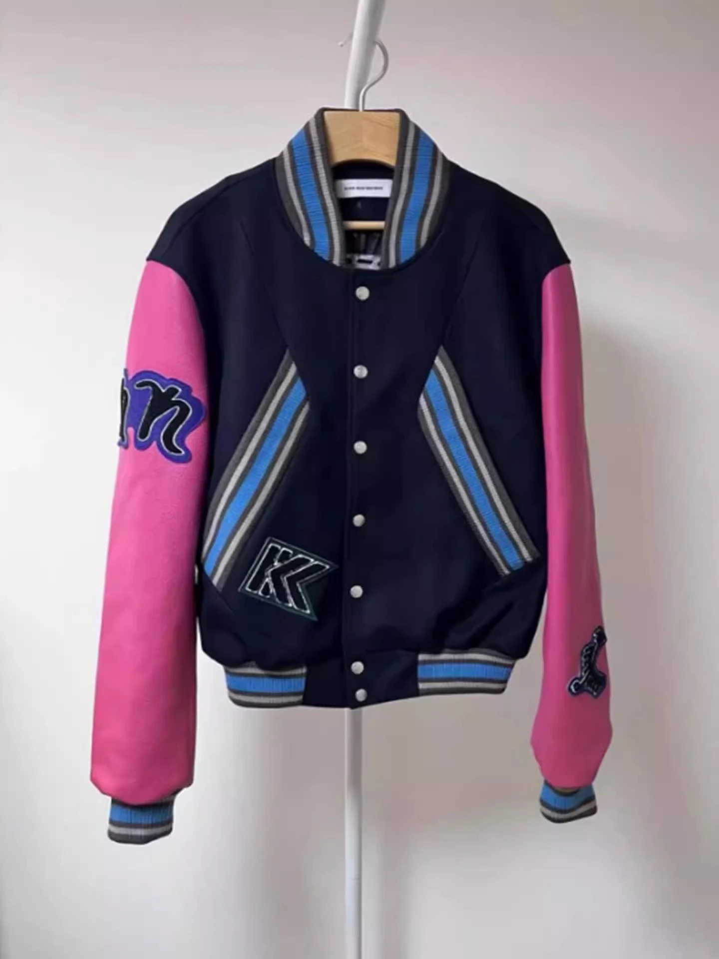 Бейсбольная куртка Slim Fit Bla Wood Kiko: модная американская уличная одежда в стиле Cleanfit для пар, молодежная хлопковая куртка с длинными рукавами
Бейсбольная куртка Slim Fit Bla Wood Kiko: модная американская уличная одежда в стиле Cleanfit для пар, молодежная хлопковая куртка с длинными рукавами