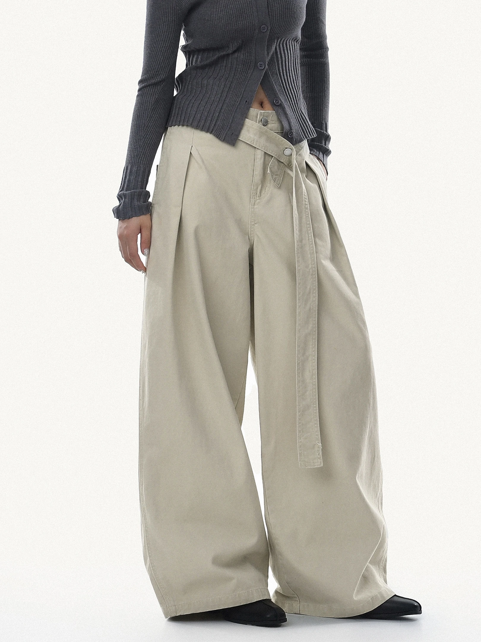 American Retro Pleated Wide Leg Casual Pants Loose Fit Men Women Design Sense Waist Belt Long Trousers Trendy Loose Style
American Retro Pleated Wide Leg Casual Pants Loose Fit Men Women Design Sense Waist Belt Long Trousers Trendy Loose Style