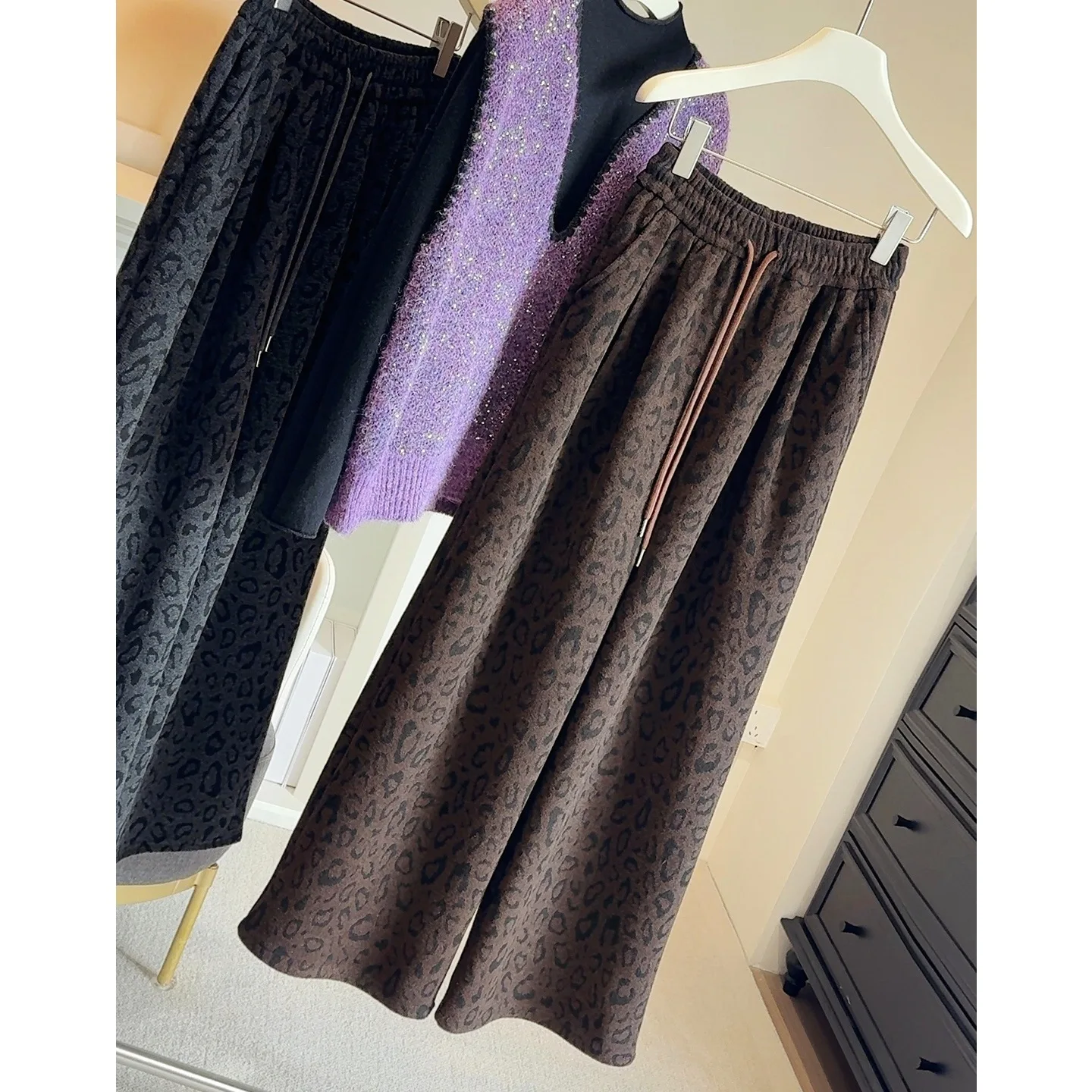 Прямые широкие брюки для женщин осенью и зимой 2025, новые свободные брюки с высокой талией и плюшевые толстые висячие брюки
Прямые широкие брюки для женщин осенью и зимой 2025, новые свободные брюки с высокой талией и плюшевые толстые висячие брюки