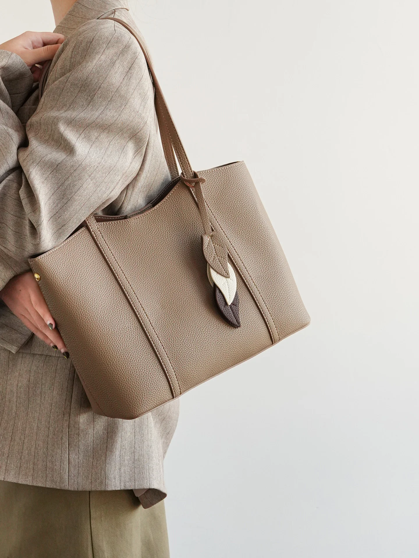 Elegant Commuter Style Soft Leather Tote Bag Women's Large Capacity Shopping Bag Single Shoulder Handbag PU Material
Elegant Commuter Style Soft Leather Tote Bag Women's Large Capacity Shopping Bag Single Shoulder Handbag PU Material