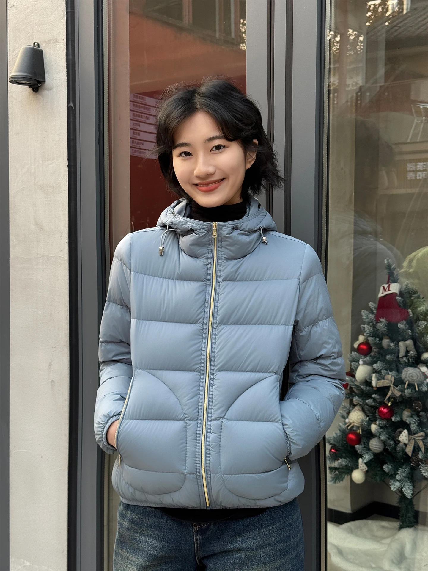 Синяя утепленная зимняя куртка-пуховик с капюшоном для женщин, приталенная, с наполнителем из белого гусиного пуха, стандартный крой, теплая верхняя одежда
Синяя утепленная зимняя куртка-пуховик с капюшоном для женщин, приталенная, с наполнителем из белого гусиного пуха, стандартный крой, теплая верхняя одежда