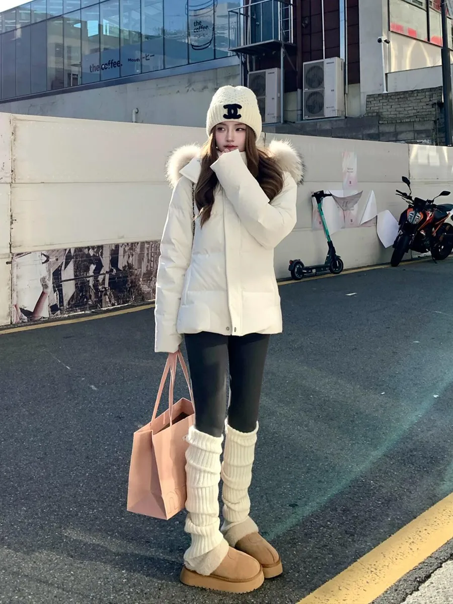 Женское пуховое пальто с белым меховым воротником, приталенное корейское зимнее пальто с высокой талией, теплая повседневная одежда LOSA ROSA
Женское пуховое пальто с белым меховым воротником, приталенное корейское зимнее пальто с высокой талией, теплая повседневная одежда LOSA ROSA