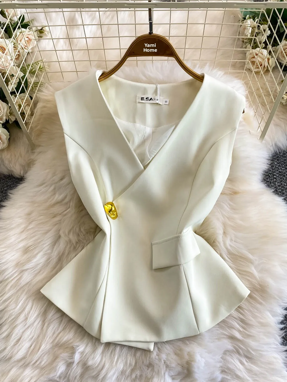 Fashionable Professional Women's Vest Jacket V-neck Lightweight Luxury Metal Buckle Summer Slimming Outerwear Top
Fashionable Professional Women's Vest Jacket V-neck Lightweight Luxury Metal Buckle Summer Slimming Outerwear Top