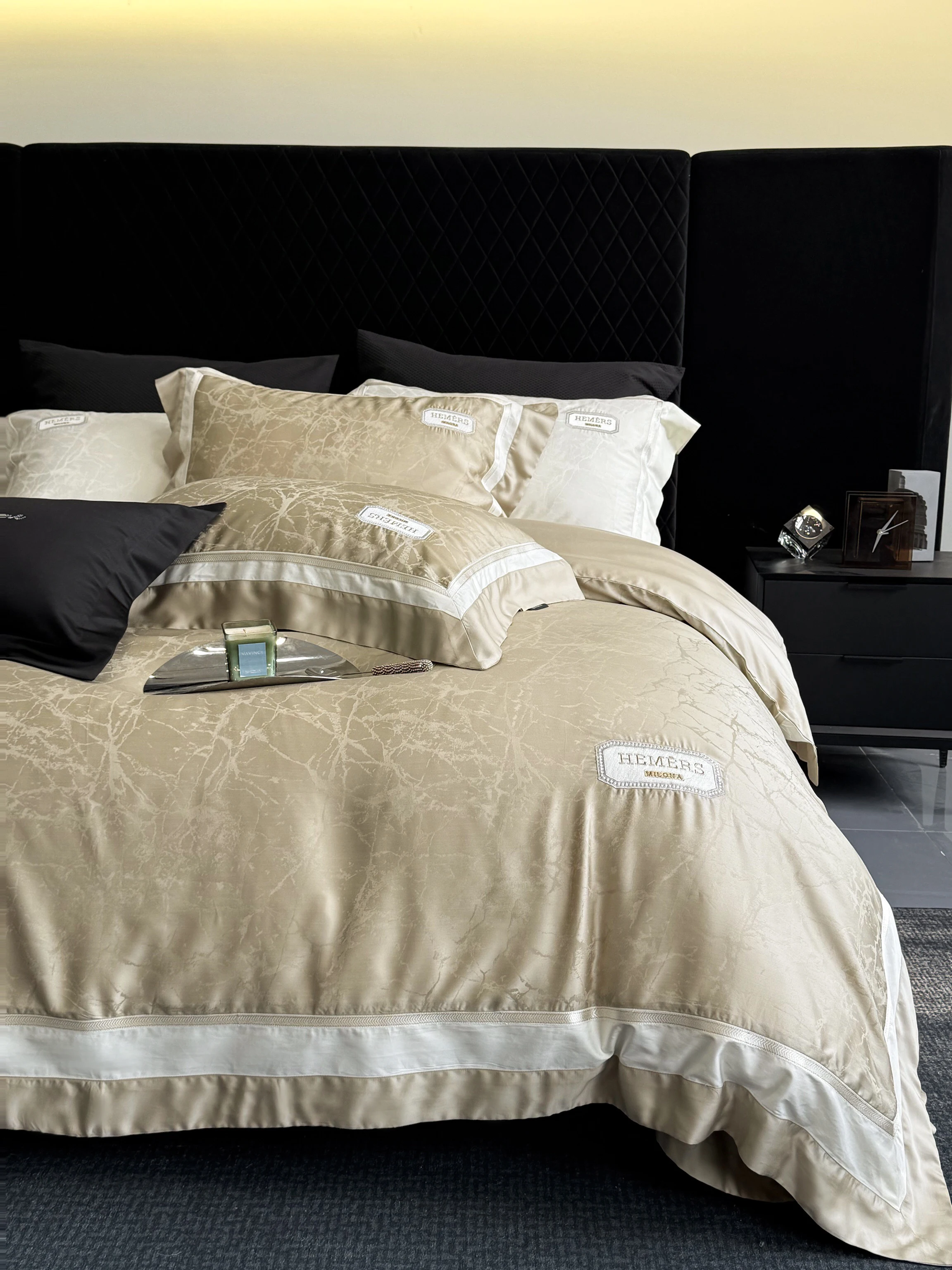 Luxury Bed Comforter Set Soft Bedding Sets Queen Size Bed Set with Sheets & Pillowcases High Quality Home Textile
Luxury Bed Comforter Set Soft Bedding Sets Queen Size Bed Set with Sheets & Pillowcases High Quality Home Textile