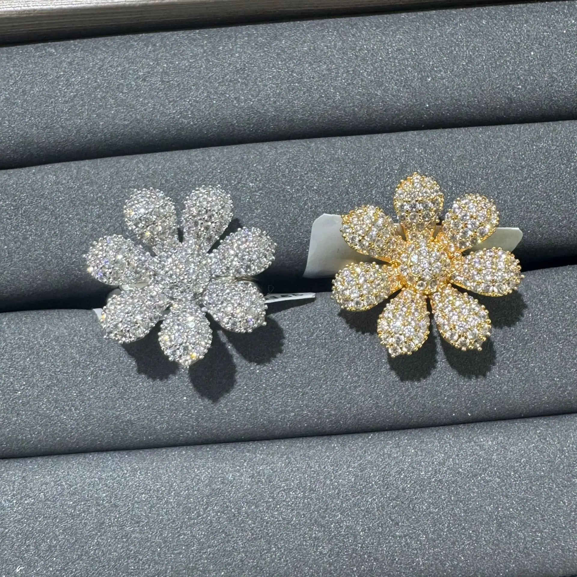 Sparkling Flower Open Ring Full Paved Cubic Zirconia Statement Ring Adjustable Cocktail Ring for Women Gold Silver Plated
Sparkling Flower Open Ring Full Paved Cubic Zirconia Statement Ring Adjustable Cocktail Ring for Women Gold Silver Plated