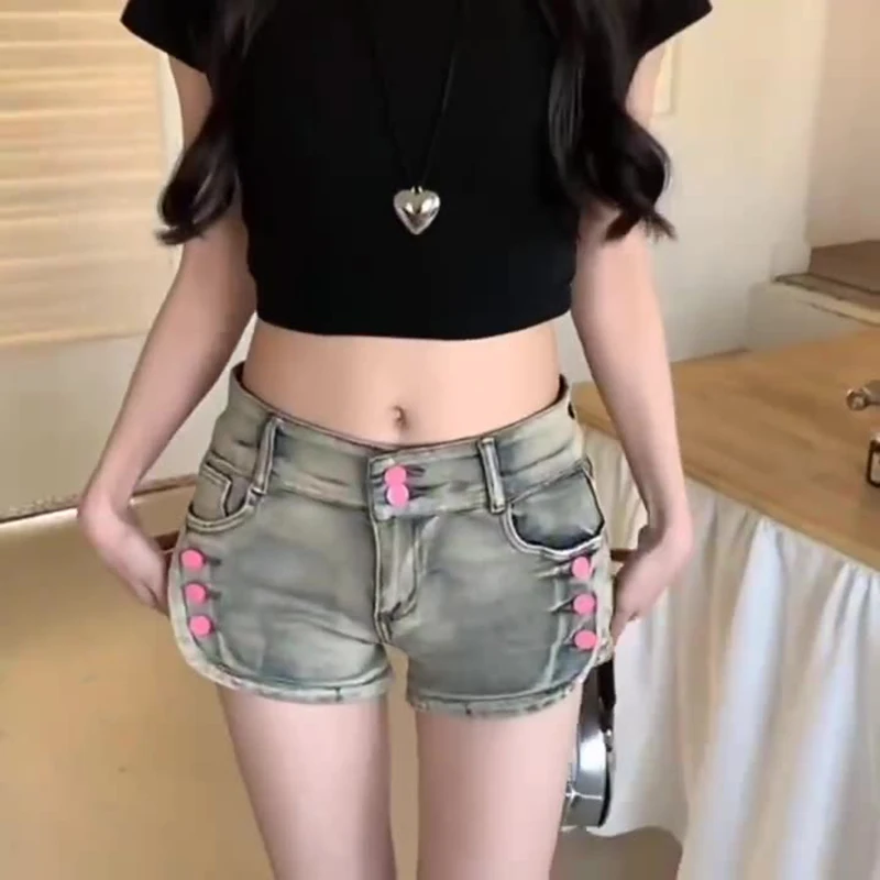 Джинсовые шорты с низкой талией в американском стиле в стиле ретро, эластичные облегающие сексуальные шорты, широкие брюки, летняя женская одежда 2025 г.
Джинсовые шорты с низкой талией в американском стиле в стиле ретро, эластичные облегающие сексуальные шорты, широкие брюки, летняя женская одежда 2025 г.