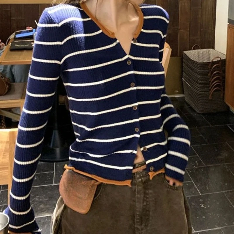 Design Contrast Stripe Long Sleeve Round Neck Knit Cardigan 2025 Autumn and Winter Slim College Style Women's Top
Design Contrast Stripe Long Sleeve Round Neck Knit Cardigan 2025 Autumn and Winter Slim College Style Women's Top
