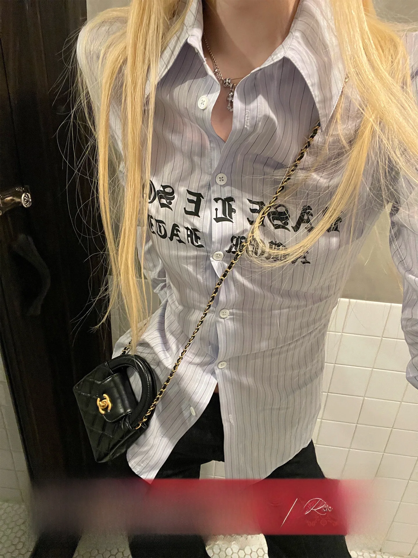 Повседневная женская рубашка синего цвета в полоску с принтом, приталенного кроя, с длинным рукавом, из весенней коллекции Rase Le Sol, повседневный стиль, стандартный крой рукава
Повседневная женская рубашка синего цвета в полоску с принтом, приталенного кроя, с длинным рукавом, из весенней коллекции Rase Le Sol, повседневный стиль, стандартный крой рукава