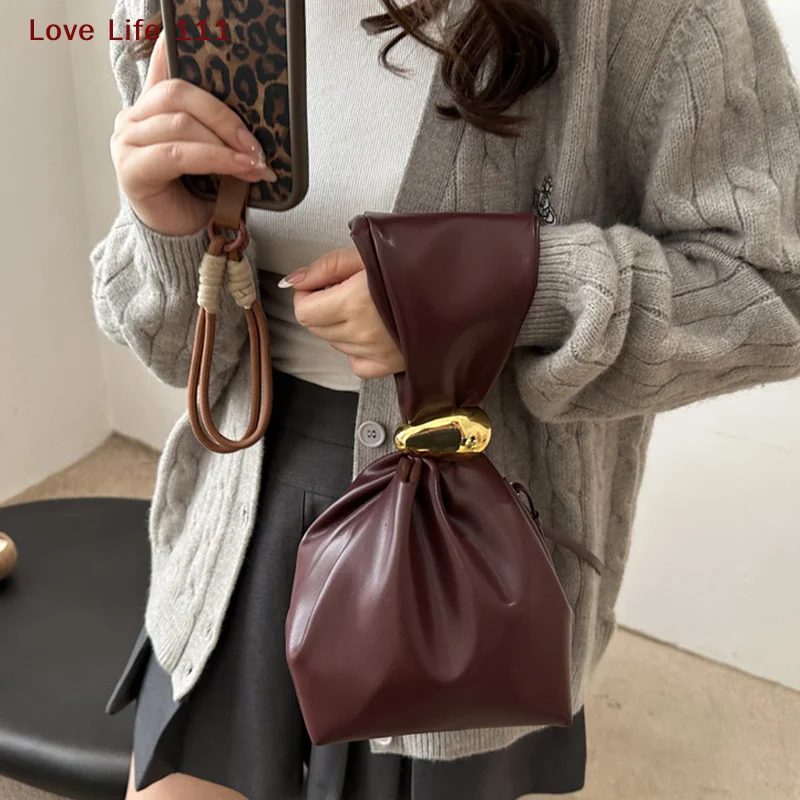 New Personalised PU Soft Leather Clutch Vintage Luxury Designer Women's Pleated Mini Bucket Bag Side Zip Party Evening Bag
New Personalised PU Soft Leather Clutch Vintage Luxury Designer Women's Pleated Mini Bucket Bag Side Zip Party Evening Bag