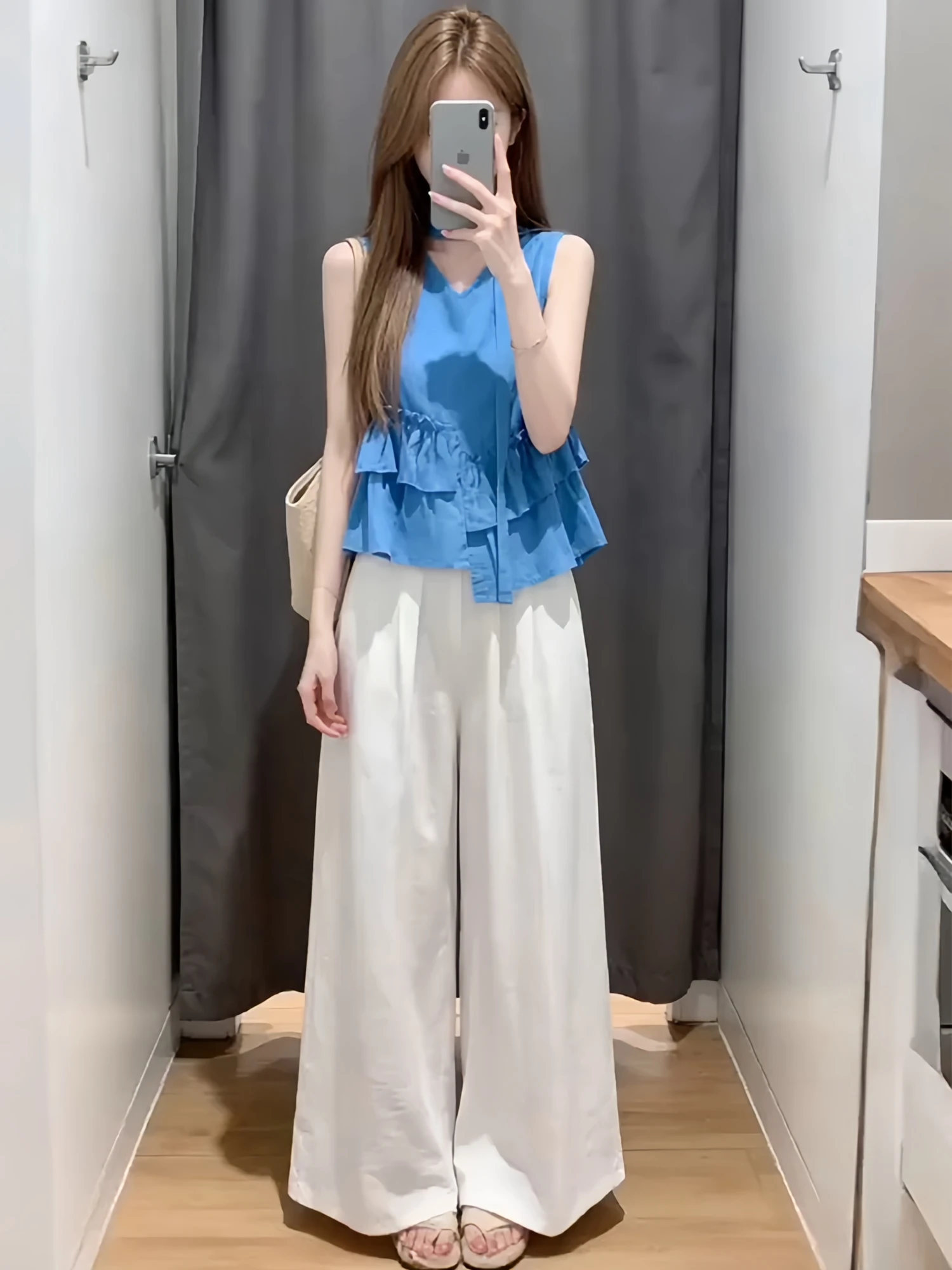Fashionable V-Neck Top And Wide Leg Pants Set for Women Summer New Arrival Casual Comfortable Two-Piece Suit Elegant And Beau...
Fashionable V-Neck Top And Wide Leg Pants Set for Women Summer New Arrival Casual Comfortable Two-Piece Suit Elegant And Beau...