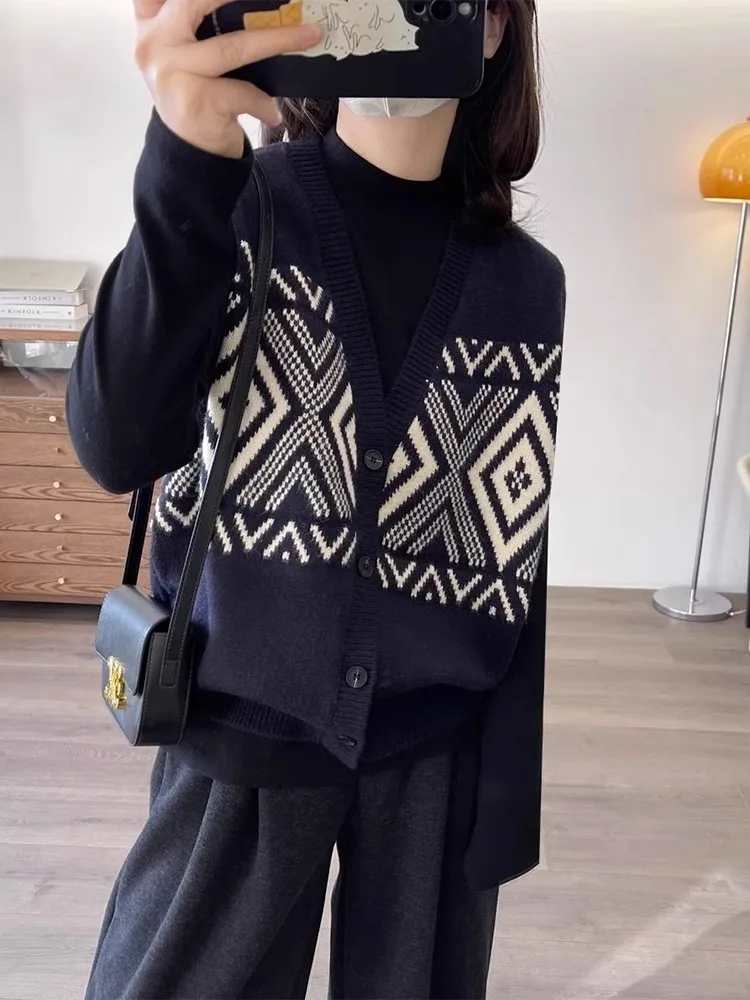 Мягкий, приятный для кожи вязаный жилет, модное утягивающее шерстяное пальто с открытыми пуговицами, вышитый ромбовидным узором для поездок на работу...
Мягкий, приятный для кожи вязаный жилет, модное утягивающее шерстяное пальто с открытыми пуговицами, вышитый ромбовидным узором для поездок на работу...