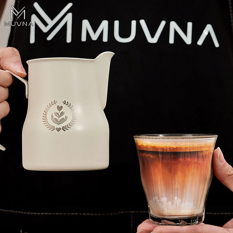Кувшин для взбивания молока MUVNA 350/450 мл, из нержавеющей стали 304, с точной шкалой, высококачественный, аксессуар для бариста, для латте.
Кувшин для взбивания молока MUVNA 350/450 мл, из нержавеющей стали 304, с точной шкалой, высококачественный, аксессуар для бариста, для латте.