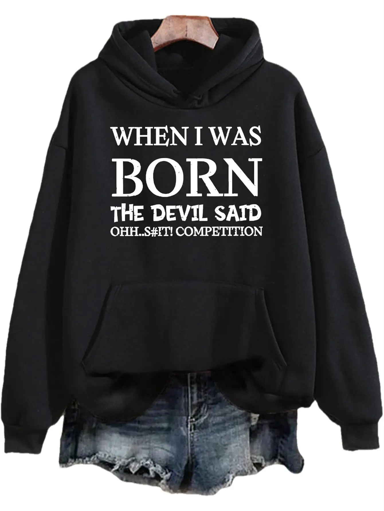 Женский черный свитер с капюшоном и маркировкой «Че я родился, дьявол сказал, о, я конкуренция» — с длинным рукавом K
Женский черный свитер с капюшоном и маркировкой «Че я родился, дьявол сказал, о, я конкуренция» — с длинным рукавом K