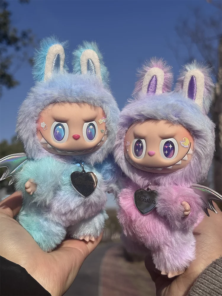 17cm Zimomo Rainbow Doll Cute Angel Ziomomo High-Quality Handmade Colorful Glowing Labubu Backpack Pendant Decortion Gril Gift
17cm Zimomo Rainbow Doll Cute Angel Ziomomo High-Quality Handmade Colorful Glowing Labubu Backpack Pendant Decortion Gril Gift