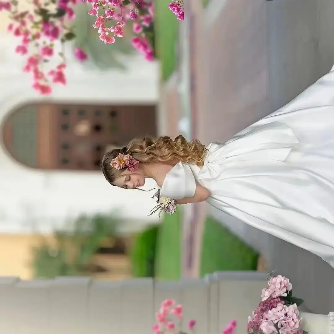 Elegant Satin Flower Girl Dress For Wedding with Bow Off Shoulder Floor Lenght First Eucharistic Birthday Party Gown Custom
Elegant Satin Flower Girl Dress For Wedding with Bow Off Shoulder Floor Lenght First Eucharistic Birthday Party Gown Custom