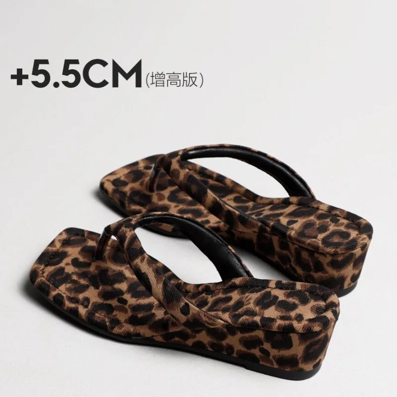 Summer New Womens Shoes Fashion Leopard Print Flip Flops for Woman Comfort Vacation Casual Shoes Designer Shoes Zapatos De Mujer
Summer New Womens Shoes Fashion Leopard Print Flip Flops for Woman Comfort Vacation Casual Shoes Designer Shoes Zapatos De Mujer