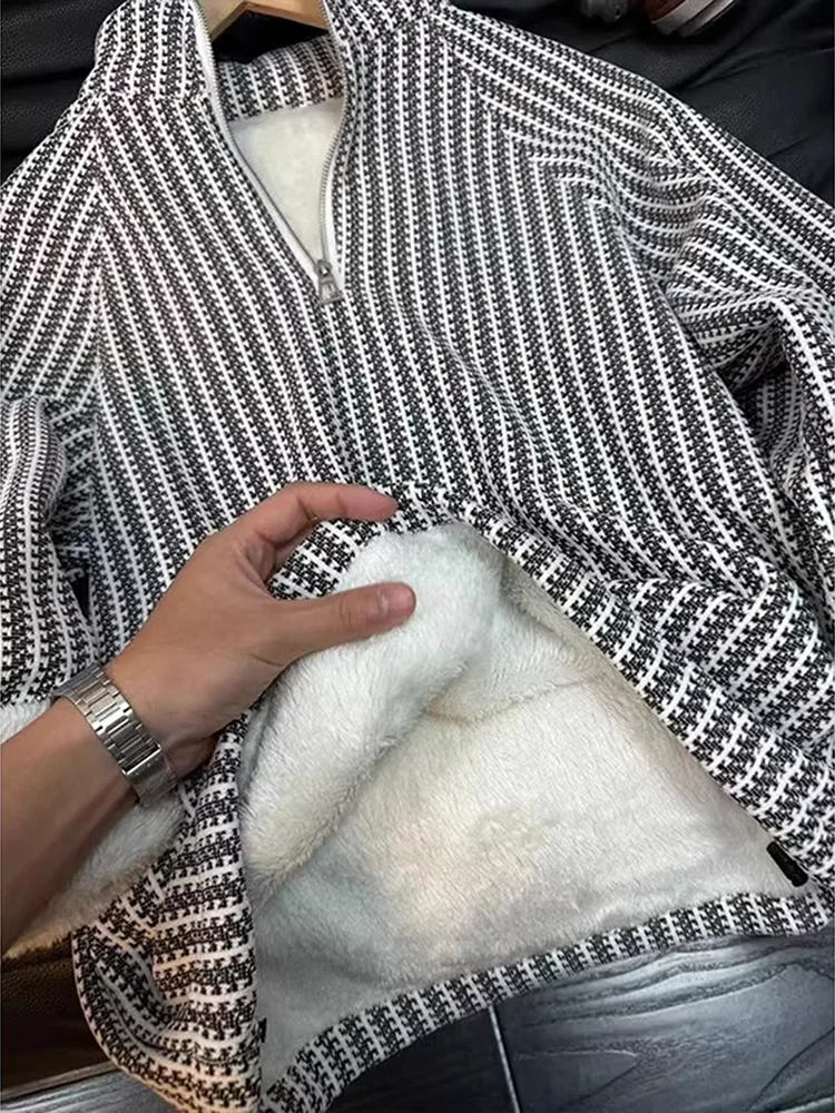 Men's Lamb Velvet Hoodie Winter Stand Collar Half Zip Shirt Inner Wear Couple's Jacket Stripe Pattern Casual Loose Fit
Men's Lamb Velvet Hoodie Winter Stand Collar Half Zip Shirt Inner Wear Couple's Jacket Stripe Pattern Casual Loose Fit