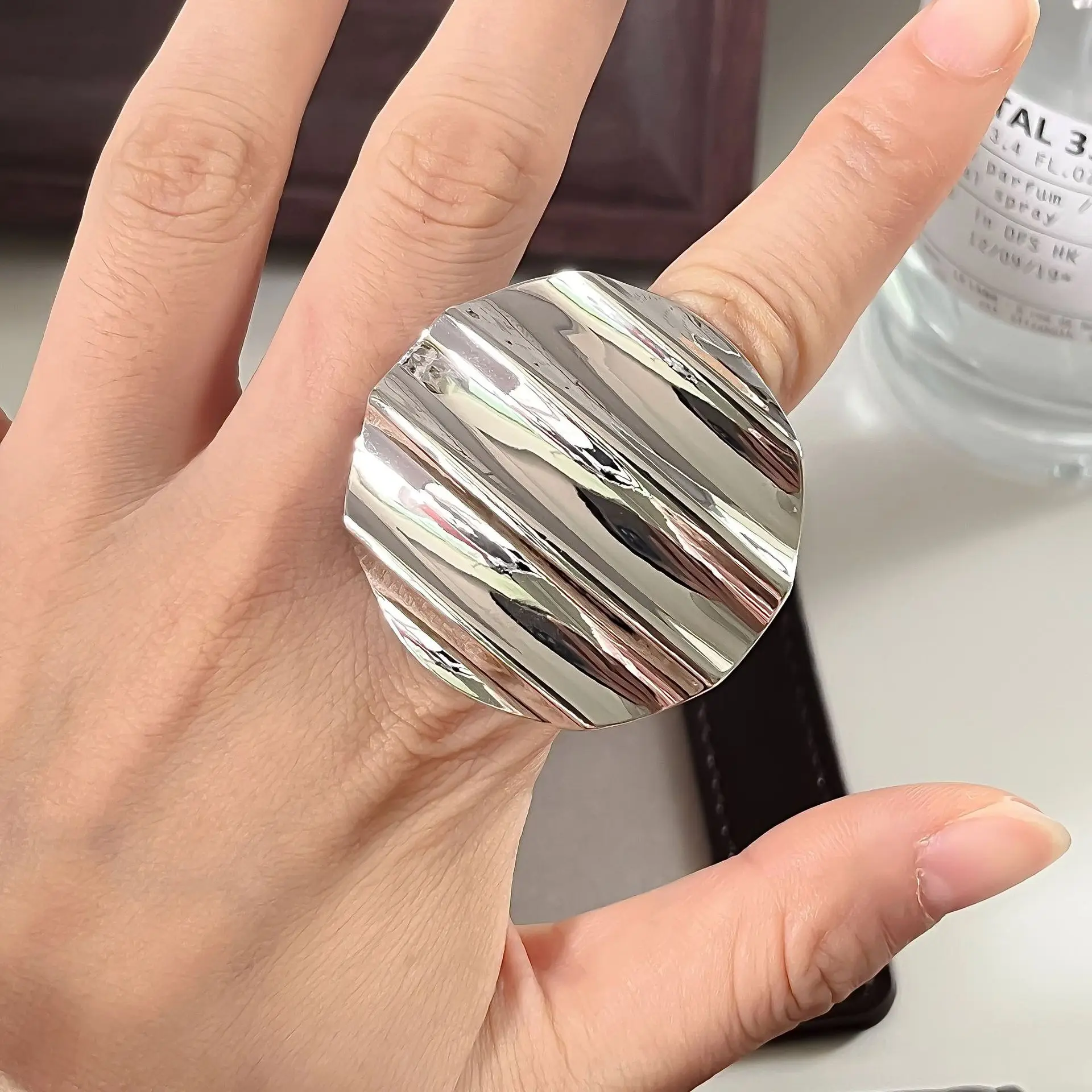 Exaggerated Striped Open Ring Yellow Brass Plated White Gold Ring Unique Design Sense Finger Ring Super Color Retention
Exaggerated Striped Open Ring Yellow Brass Plated White Gold Ring Unique Design Sense Finger Ring Super Color Retention