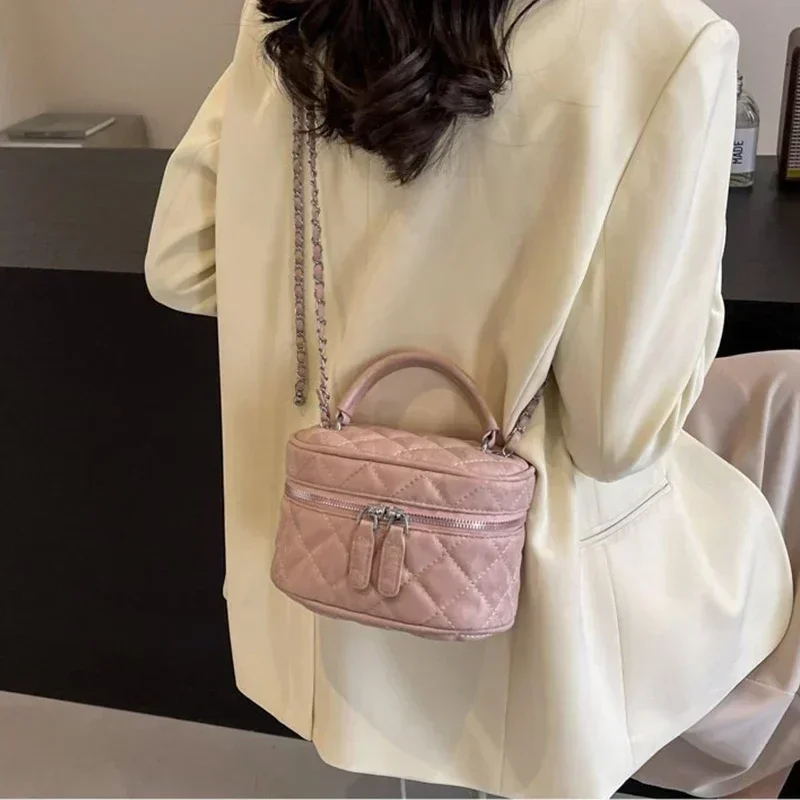 Lingge Chain Bag Women New Summer Versatile Chain Crossbody Bag Handheld Water Bucket Small Square Bag 
Lingge Chain Bag Women New Summer Versatile Chain Crossbody Bag Handheld Water Bucket Small Square Bag