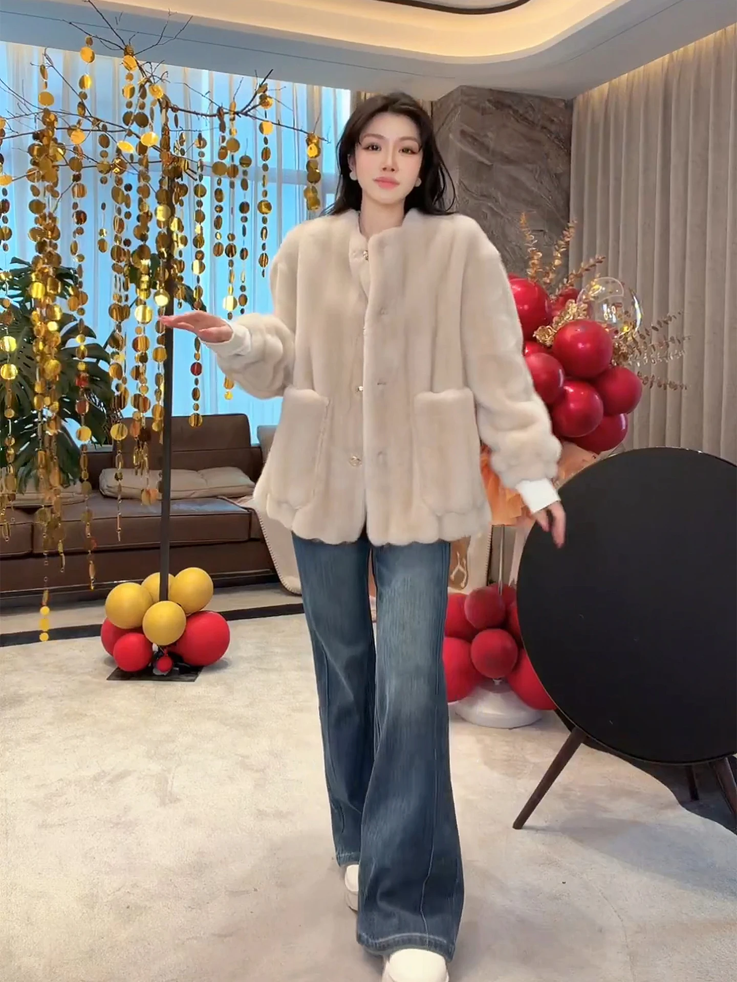 Женское пальто Lao Yang's Personal ME Petal Fashion: универсальное, градиентное, теплое, свободного кроя, визуально стройнящее, винтажное, элегантное.
Женское пальто Lao Yang's Personal ME Petal Fashion: универсальное, градиентное, теплое, свободного кроя, визуально стройнящее, винтажное, элегантное.