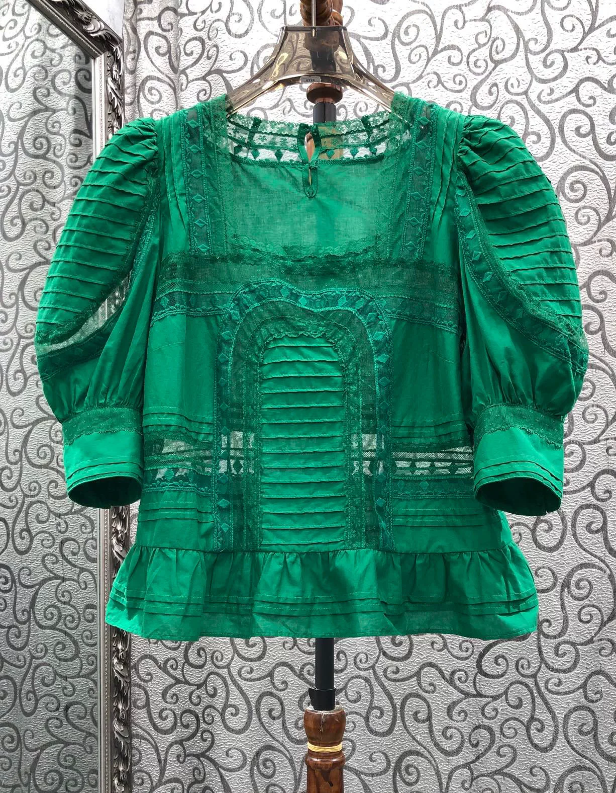 100%Cotton Blouse 2026 Summer Style Women Sexy Square Collar Sexy Lace Patchwork Short Sleeve Green Black Tops Blouse Female
100%Cotton Blouse 2026 Summer Style Women Sexy Square Collar Sexy Lace Patchwork Short Sleeve Green Black Tops Blouse Female