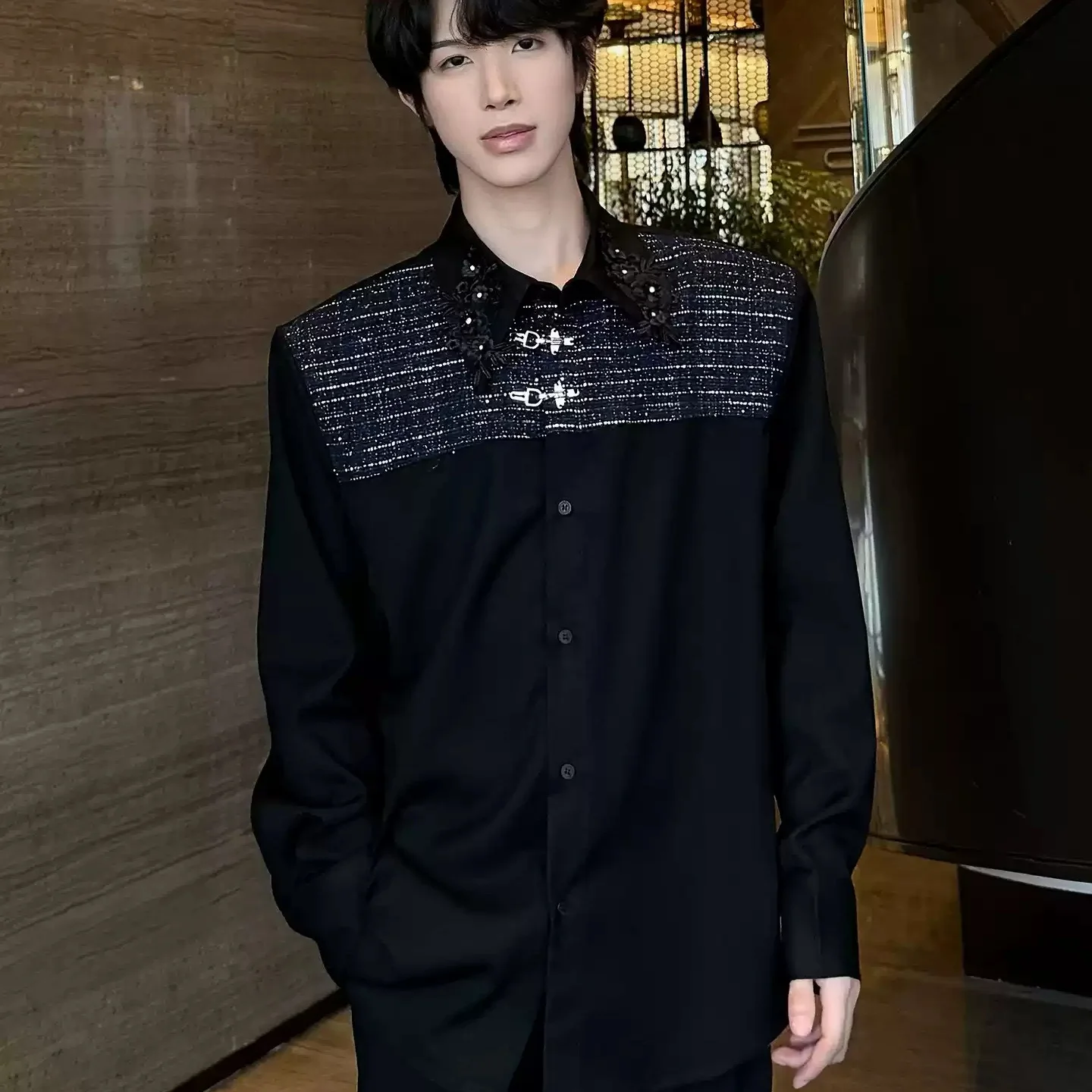 Black Luxury Style Spliced Shirts For Man Niche Embroidery Flowers Metal Buckle Design Fashionable Loose Long Sleeve Tops
Black Luxury Style Spliced Shirts For Man Niche Embroidery Flowers Metal Buckle Design Fashionable Loose Long Sleeve Tops
