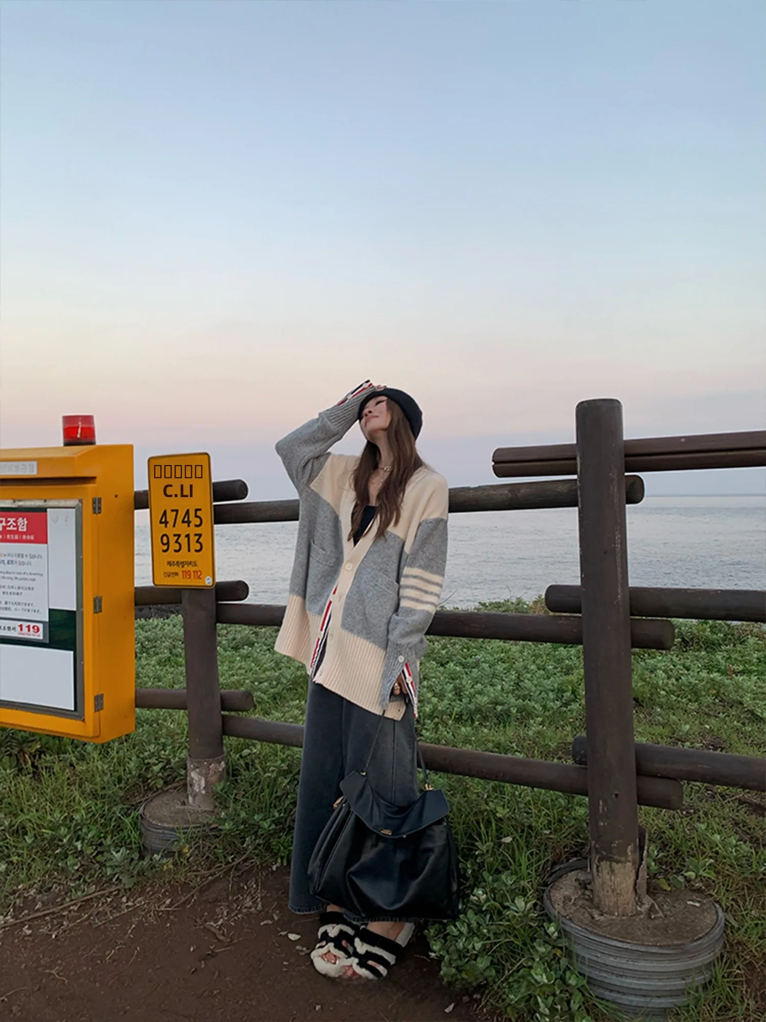 Heavy-Weight Camere Open Cardigan Women's Loose Outerwear Autumn Winter V-Ne Long Sve Knitted Sweater by Wang Jie Kung
Heavy-Weight Camere Open Cardigan Women's Loose Outerwear Autumn Winter V-Ne Long Sve Knitted Sweater by Wang Jie Kung