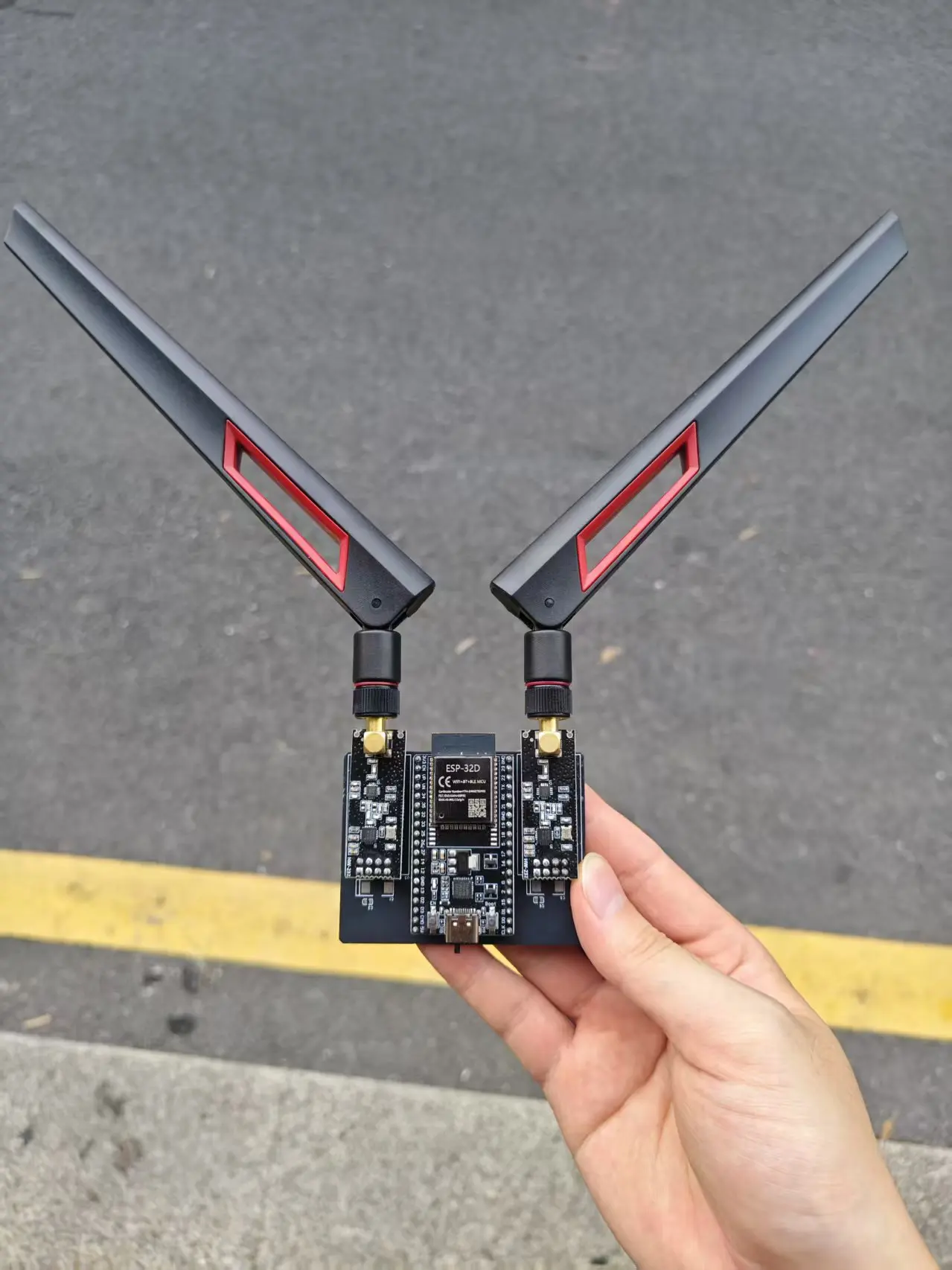 ESP32 NRF24L01 PA LNA 2.4GHz Development Board Upgrade Kit with High-Gain Antenna, Bluetooth Wireless Communication Module
ESP32 NRF24L01 PA LNA 2.4GHz Development Board Upgrade Kit with High-Gain Antenna, Bluetooth Wireless Communication Module