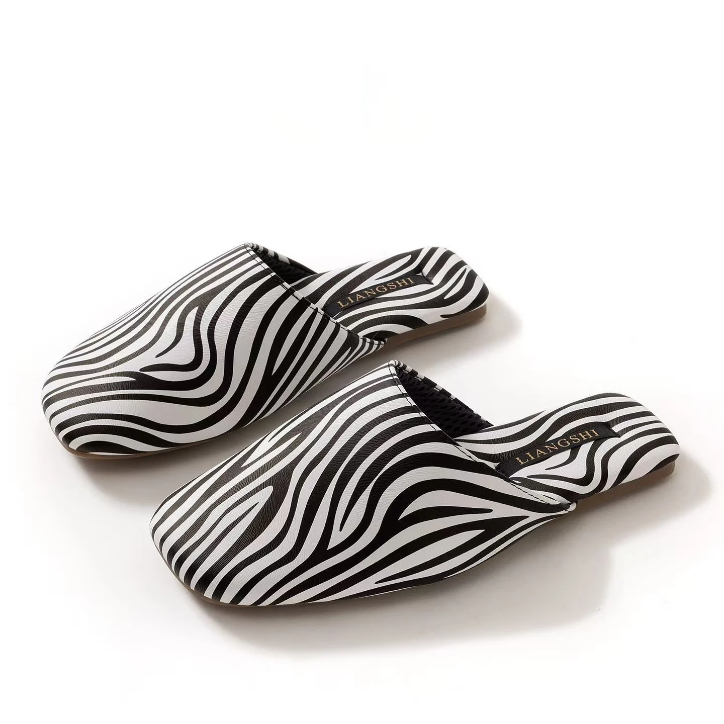 Men Leather Zebra Stripe Baotou Home Slippers Four Seasons New Soft Sole Non Slip Waterproof High Quality Office Slippers
Men Leather Zebra Stripe Baotou Home Slippers Four Seasons New Soft Sole Non Slip Waterproof High Quality Office Slippers