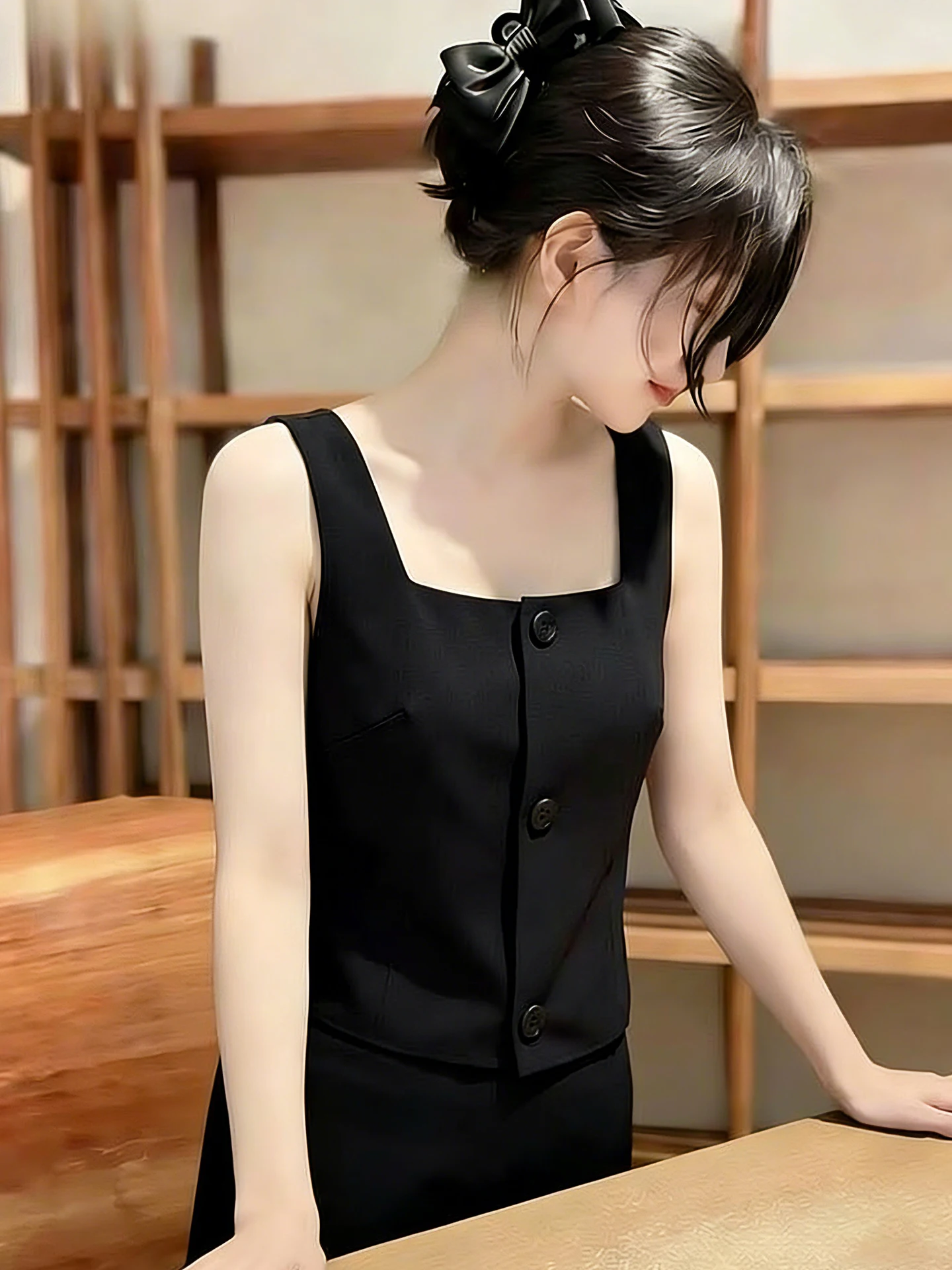 Elegant Black Strapless Korean Style Vest Sleeveless Square Collar Slimming Top Fashionable Spring Summer Women's Sweater
Elegant Black Strapless Korean Style Vest Sleeveless Square Collar Slimming Top Fashionable Spring Summer Women's Sweater