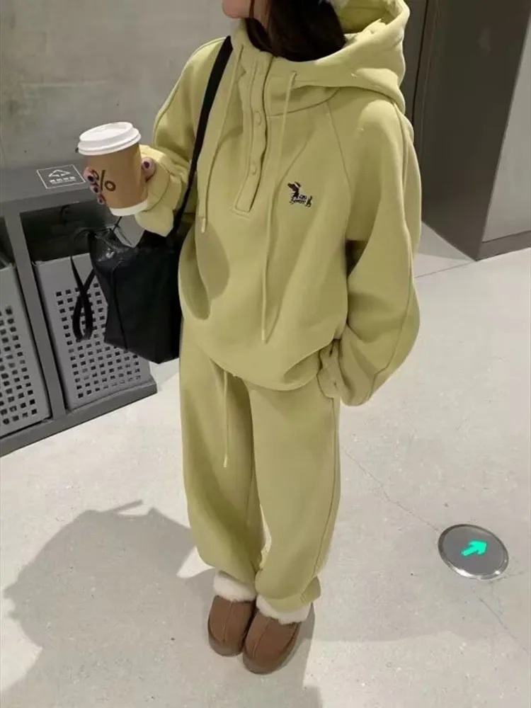A complete set of winter clothing women hoodie and leg tied pants casual comfortable sports suit plush simple set
A complete set of winter clothing women hoodie and leg tied pants casual comfortable sports suit plush simple set