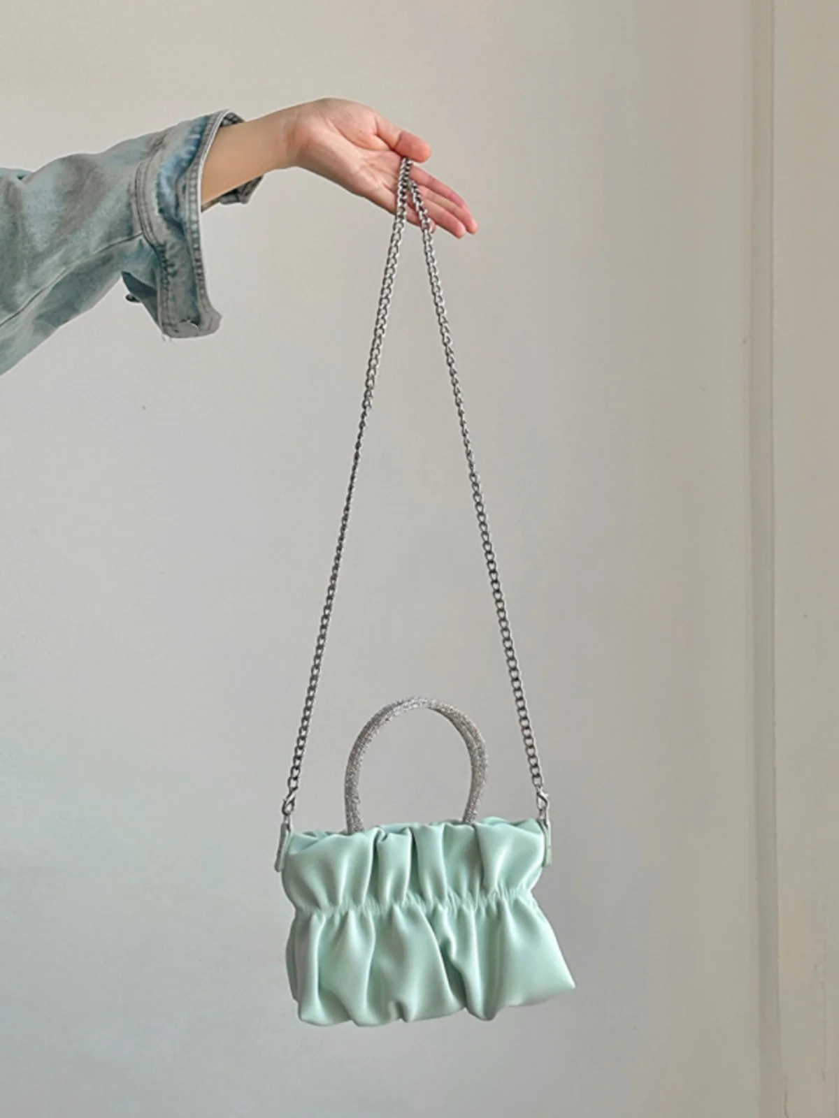 Summer 2023 Women's Cloud Folding Par Bag Casual Versatile Chain oulder Bag Soft Crossbody Bag Briti Sle Pure Color
Summer 2023 Women's Cloud Folding Par Bag Casual Versatile Chain oulder Bag Soft Crossbody Bag Briti Sle Pure Color