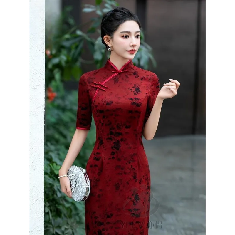 Новое высококачественное длинное платье-ципао в стиле ретро, эластичное, с принтом, приталенное, для повседневной носки, модных показов, элегантных выступлений, подчеркивающее индивидуальность
Новое высококачественное длинное платье-ципао в стиле ретро, эластичное, с принтом, приталенное, для повседневной носки, модных показов, элегантных выступлений, подчеркивающее индивидуальность