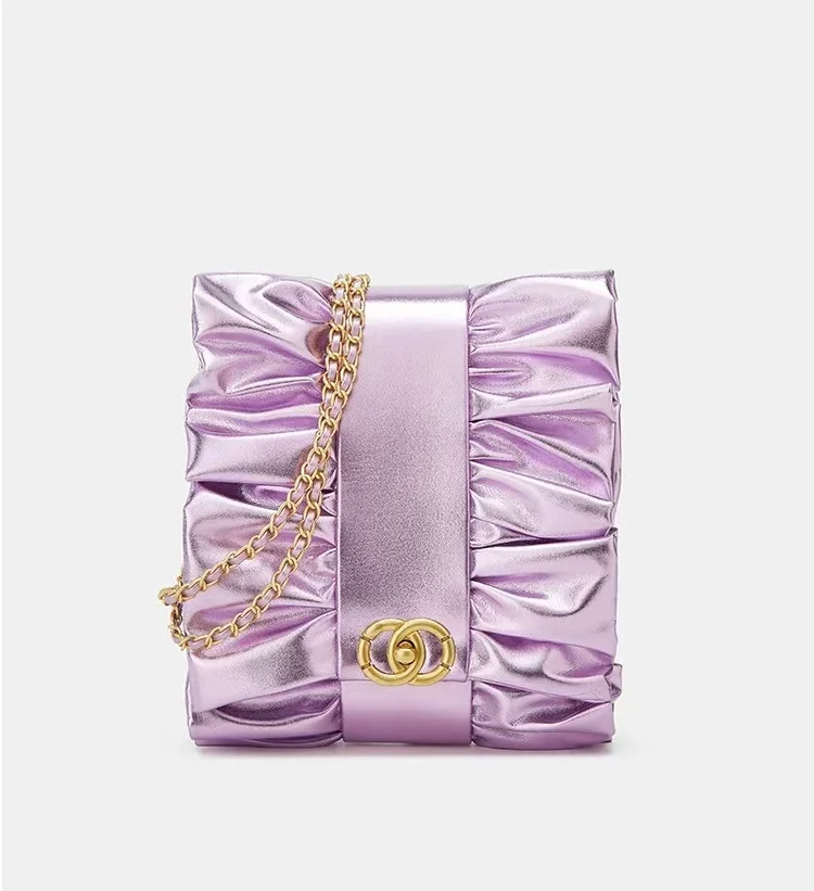Designer Purple Shoulder Bag Luxurious Women's Evening Handbag for Party Banquet Chain Accented Luxe Purse Fashionable Accessory
Designer Purple Shoulder Bag Luxurious Women's Evening Handbag for Party Banquet Chain Accented Luxe Purse Fashionable Accessory